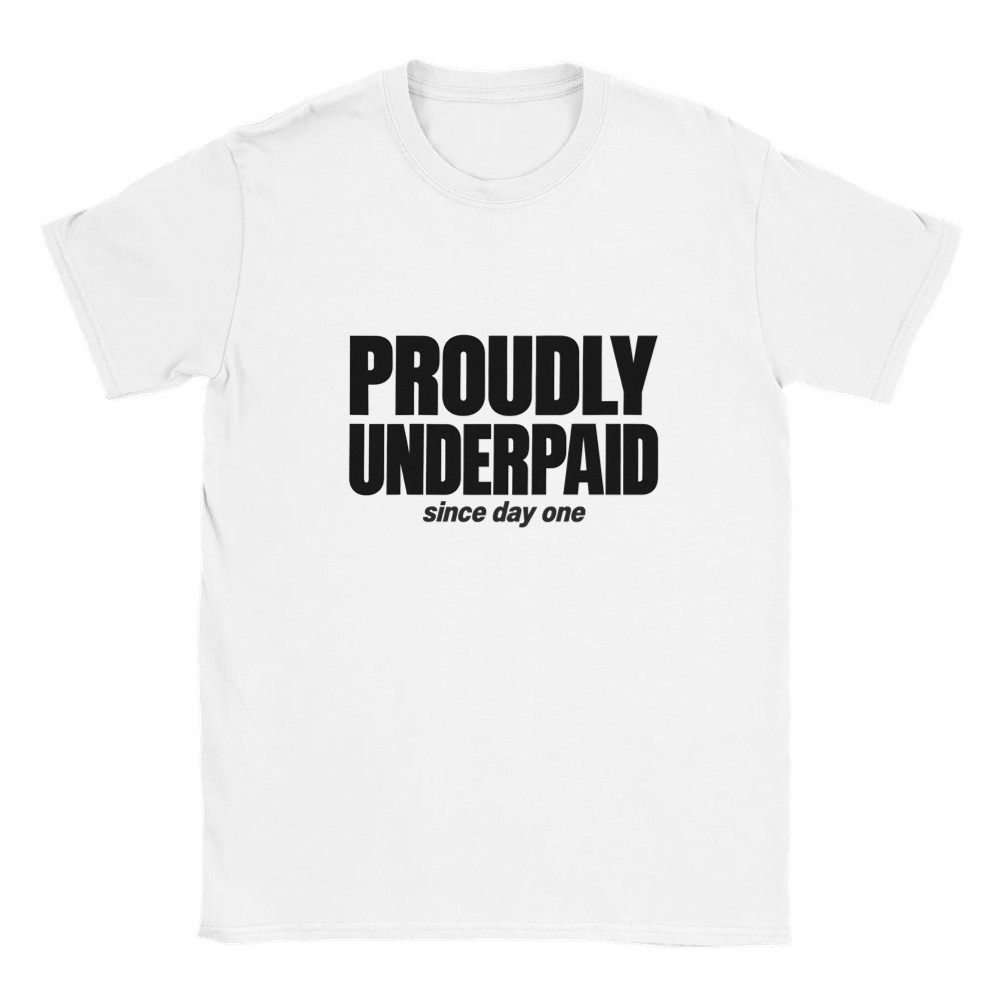 Proudly Underpaid — Statement T-Shirt Produktfoto